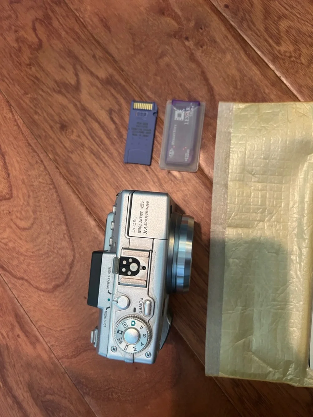 Sony Cyber-Shot DSC-V1 Digital Still Camera W/ Memory Sticks, Charging Code, Man